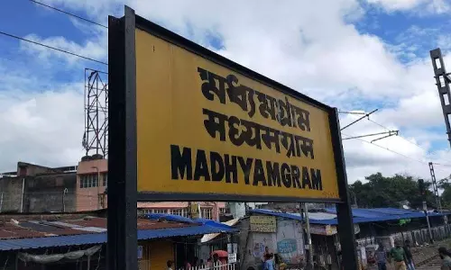 एक व्यक्ति ने Madhyamgram फ्लाईओवर से छलांग लगा दी, जिससे नीचे दहशत फैल गई एक व्यक्ति ने Madhyamgram फ्लाईओवर से छलांग लगा दी, जिससे नीचे दहशत फैल गई
