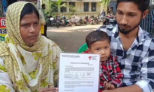 दो साल के बच्चे की जान बचाने के लिए दंपति ने मदद की अपील की दो साल के बच्चे की जान बचाने के लिए दंपति ने मदद की अपील की