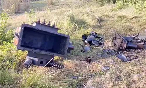 Birbhum में ट्रांसफार्मर टूटा, तांबे की कॉइल चोरी; जलापूर्ति बाधित Birbhum में ट्रांसफार्मर टूटा, तांबे की कॉइल चोरी; जलापूर्ति बाधित