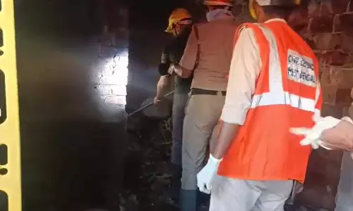 Howrah के गैराज में भीषण आग, एक व्यक्ति की जलकर मौत Howrah के गैराज में भीषण आग, एक व्यक्ति की जलकर मौत