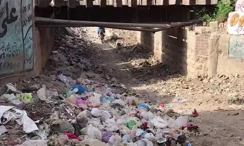 Pakistan: कराची निवासी टूटी सड़कों और कुप्रबंधन को लेकर सरकार की आलोचना Pakistan: कराची निवासी टूटी सड़कों और कुप्रबंधन को लेकर सरकार की आलोचना