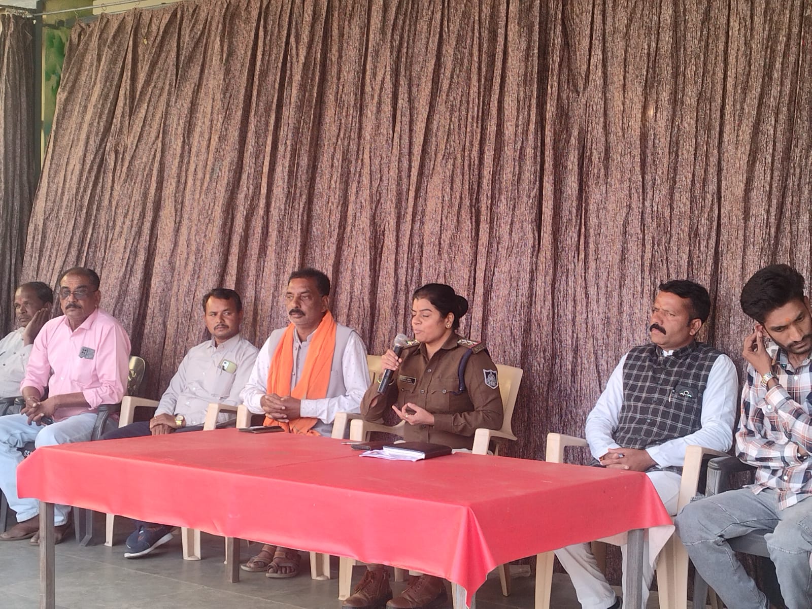 छात्र-छात्राओं से शासकीय माध्यमिक उच्चतर विद्यालय में सिलवानी थाना प्रभारी पूनम सविता ने की चर्चा