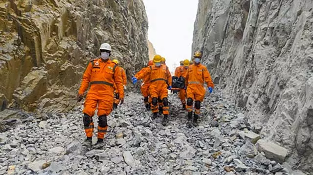 उत्तर प्रदेश खदान दुर्घटना: मृतकों की संख्या बढ़कर 6 हुई उत्तर प्रदेश खदान दुर्घटना: मृतकों की संख्या बढ़कर 6 हुई