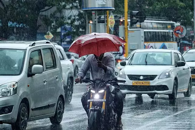Chennai और 10 जिलों में अगले 2 घंटे तक जारी रहेगी बारिश Chennai और 10 जिलों में अगले 2 घंटे तक जारी रहेगी बारिश