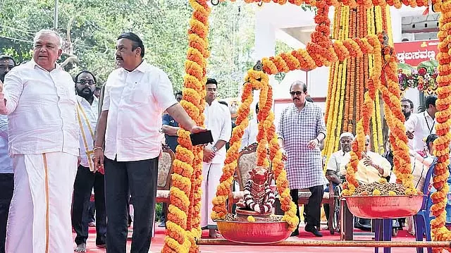 मंत्री ने ऐतिहासिक मूंगफली सम्मेलन का शुभारंभ किया: पहले दिन एक लाख से अधिक लोग पहुंचे मंत्री ने ऐतिहासिक मूंगफली सम्मेलन का शुभारंभ किया: पहले दिन एक लाख से अधिक लोग पहुंचे