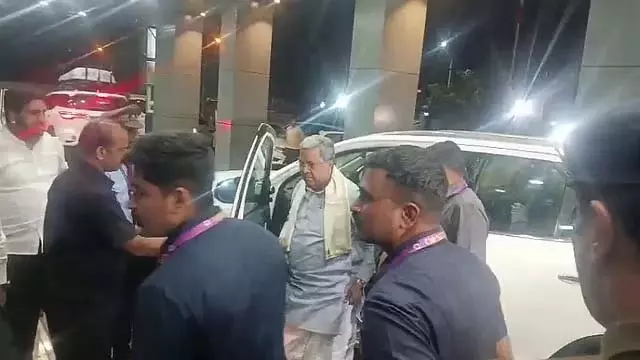 CM सिद्धारमैया बेंगलुरु लौटे: पत्नी का हालचाल जानने अस्पताल पहुंचे सीएम CM सिद्धारमैया बेंगलुरु लौटे: पत्नी का हालचाल जानने अस्पताल पहुंचे सीएम