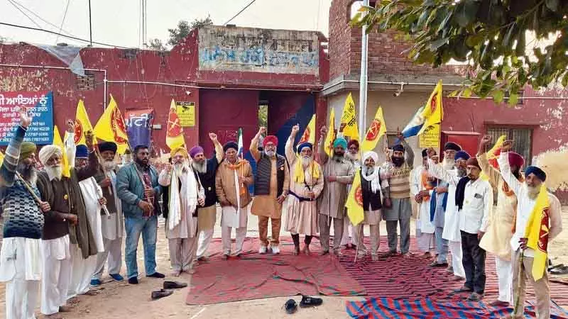 Tarn Taran आत्महत्या मामले में पुलिस की निष्क्रियता के विरोध में किसान Tarn Taran आत्महत्या मामले में पुलिस की निष्क्रियता के विरोध में किसान