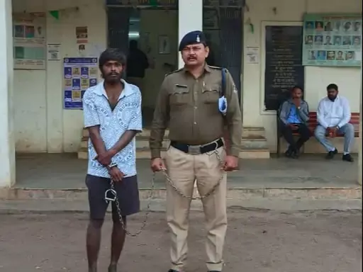 पेट्रोलिंग टीम ने दहशत फैला रहे बदमाश को दबोचा पेट्रोलिंग टीम ने दहशत फैला रहे बदमाश को दबोचा