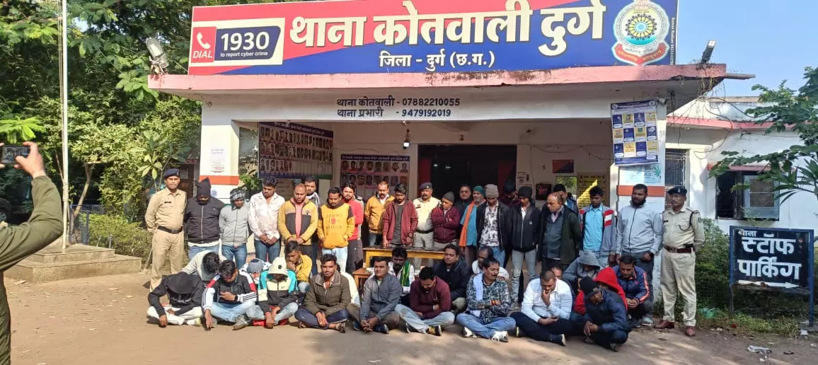 9 लाख कैश के साथ 39 जुआरी गिरफ्तार 9 लाख कैश के साथ 39 जुआरी गिरफ्तार