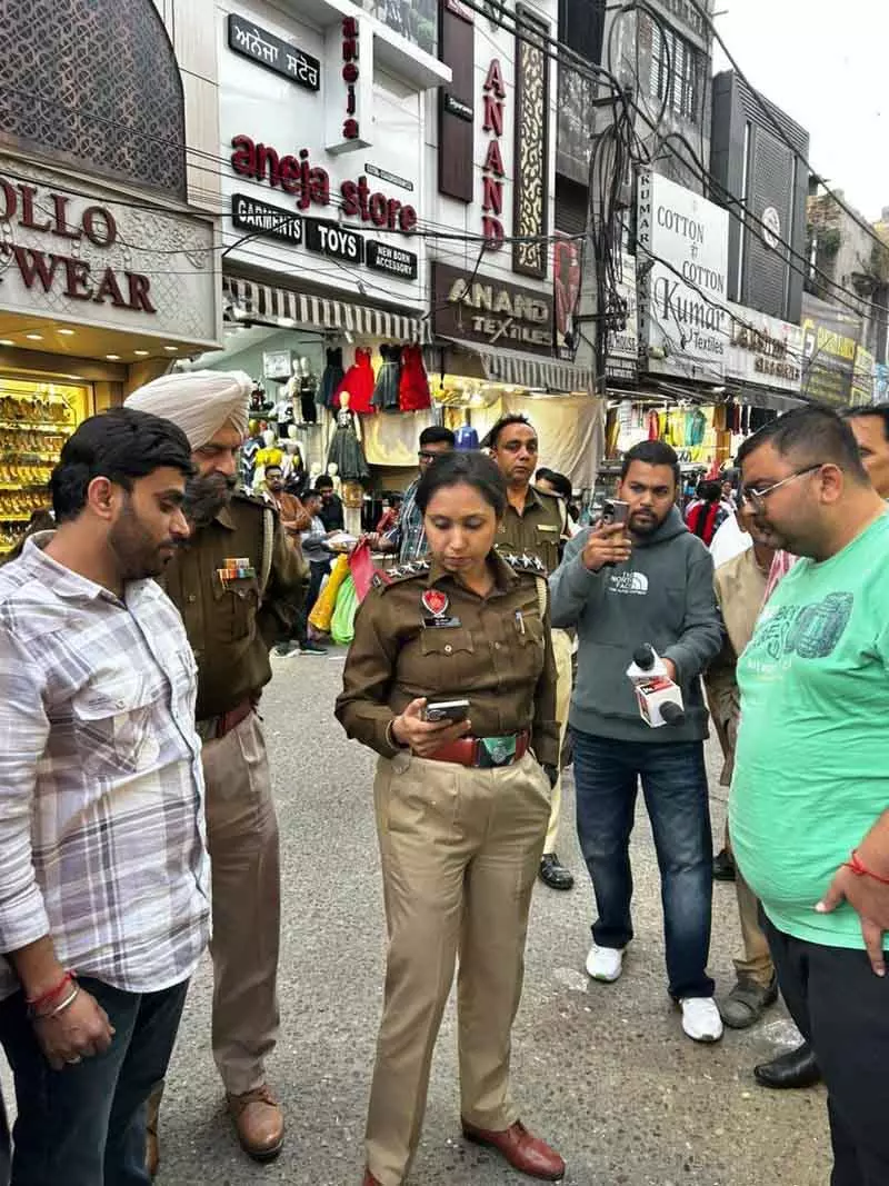 Jalandhar नगर निगम ने सफाई और यातायात सुधार के लिए अतिक्रमण विरोधी अभियान शुरू किया Jalandhar नगर निगम ने सफाई और यातायात सुधार के लिए अतिक्रमण विरोधी अभियान शुरू किया