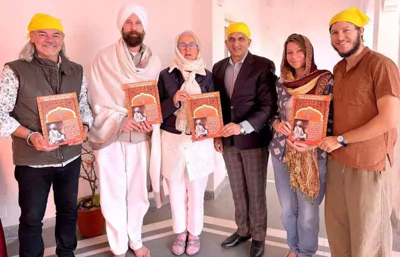 Jalandhar अंतर्राष्ट्रीय आगंतुकों ने गुरु तेग बहादुर पर पुस्तक की सराहना की Jalandhar अंतर्राष्ट्रीय आगंतुकों ने गुरु तेग बहादुर पर पुस्तक की सराहना की