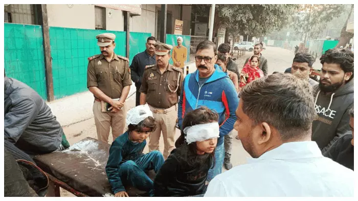 एक्सप्रेसवे पर बस पलटने से 3 की मौत, कई घायल एक्सप्रेसवे पर बस पलटने से 3 की मौत, कई घायल
