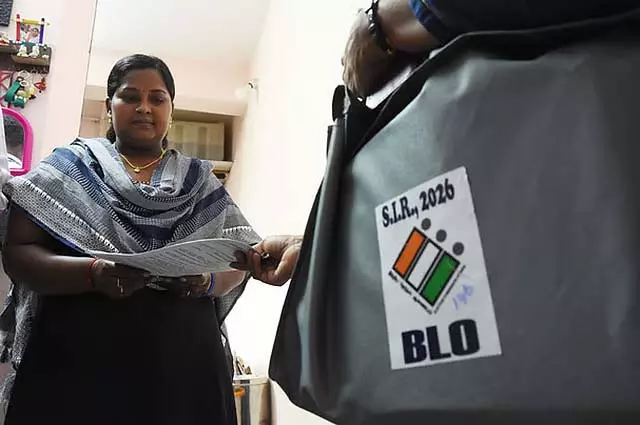 Tamil Nadu राजस्व विभाग के कर्मचारियों ने किया काम का बहिष्कार Tamil Nadu राजस्व विभाग के कर्मचारियों ने किया काम का बहिष्कार