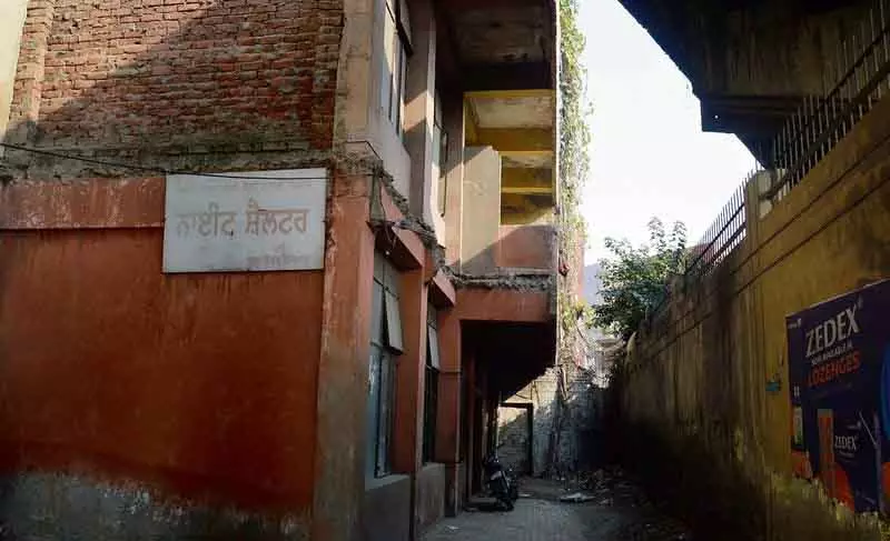 Ludhiana: केंद्रीय रैन बसेरा गायब, बेघर लोग ठंड में बाहर Ludhiana: केंद्रीय रैन बसेरा गायब, बेघर लोग ठंड में बाहर