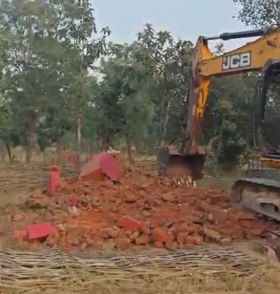 क्रेन JCB से नक्सल स्मारक ध्वस्त, फोर्स को नारायणपुर में मिली बड़ी सफलता क्रेन JCB से नक्सल स्मारक ध्वस्त, फोर्स को नारायणपुर में मिली बड़ी सफलता