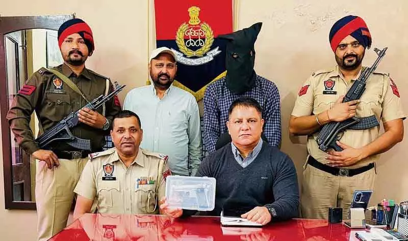 Ludhiana अवैध पिस्तौल और कारतूस के साथ पुलिस के जाल में फंसा व्यक्ति Ludhiana अवैध पिस्तौल और कारतूस के साथ पुलिस के जाल में फंसा व्यक्ति