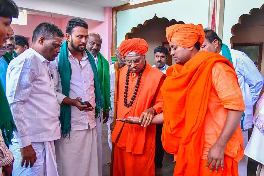 कोप्पल कारखानों से निकलने वाली धूल से परेशान गांव: थोंटाडा स्वामीजी स्तब्ध कोप्पल कारखानों से निकलने वाली धूल से परेशान गांव: थोंटाडा स्वामीजी स्तब्ध