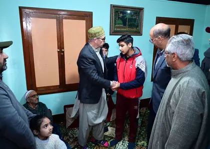 नौगाम विस्फोट: CM उमर अब्दुल्ला ने परिवारों से मुलाकात की नौगाम विस्फोट: CM उमर अब्दुल्ला ने परिवारों से मुलाकात की
