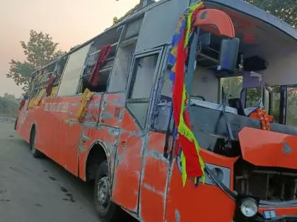 Agra-Lucknow एक्सप्रेसवे हादसा: दिल्ली से आ रही बस अरौल के पास पलटी Agra-Lucknow एक्सप्रेसवे हादसा: दिल्ली से आ रही बस अरौल के पास पलटी