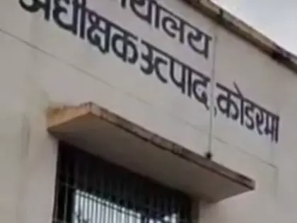 झारखंड में आबकारी टीम पर हमला, भीड़ ने दो आरोपी शराब कारोबारियों को छुड़ाया झारखंड में आबकारी टीम पर हमला, भीड़ ने दो आरोपी शराब कारोबारियों को छुड़ाया