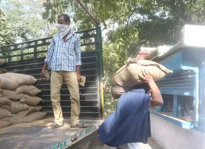 राशन दुकानों में फंड की कमी से संकट गहरा, तमिलनाडु कर्मचारी परेशान राशन दुकानों में फंड की कमी से संकट गहरा, तमिलनाडु कर्मचारी परेशान