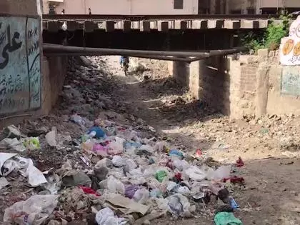 Pak: टूटी सड़कों से त्रस्त कराची, निवासियों ने सरकार को घेरा Pak: टूटी सड़कों से त्रस्त कराची, निवासियों ने सरकार को घेरा