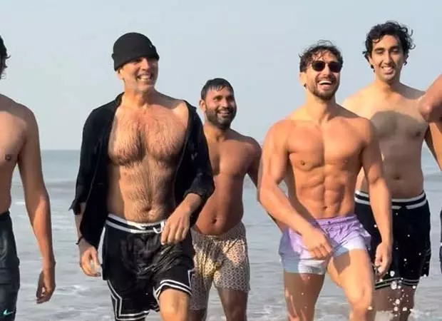 अक्षय कुमार ने टाइगर श्रॉफ और दोस्तों के साथ जुहू बीच से Ocean 9 का वीडियो जारी किया अक्षय कुमार ने टाइगर श्रॉफ और दोस्तों के साथ जुहू बीच से Ocean 9 का वीडियो जारी किया