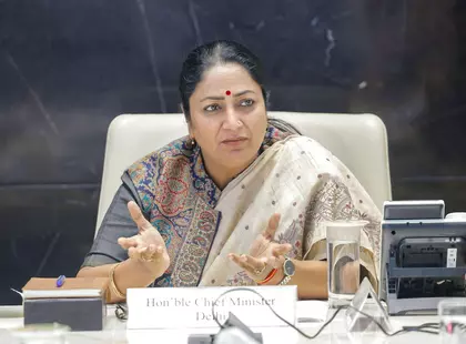 रेखा गुप्ता ने बिजली कटौती पर कहानियां गढ़ने के लिए AAP नेताओं की आलोचना की रेखा गुप्ता ने बिजली कटौती पर कहानियां गढ़ने के लिए AAP नेताओं की आलोचना की