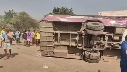 बस एजेंट की मौत, ट्रेलर ड्राइवर की लापरवाही से रायगढ़ में बड़ा हादसा बस एजेंट की मौत, ट्रेलर ड्राइवर की लापरवाही से रायगढ़ में बड़ा हादसा