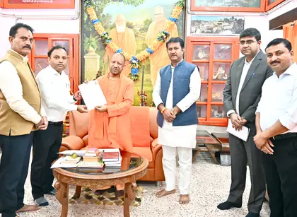 CM योगी ने गोरखपुर में एसआईआर मतदाता सूची सत्यापन प्रक्रिया पूरी की CM योगी ने गोरखपुर में एसआईआर मतदाता सूची सत्यापन प्रक्रिया पूरी की