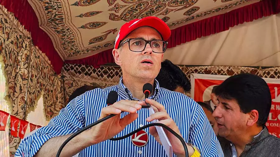 हर कश्मीरी मुसलमान को शक की निगाह से न देखें: CM Omar Abdullah हर कश्मीरी मुसलमान को शक की निगाह से न देखें: CM Omar Abdullah