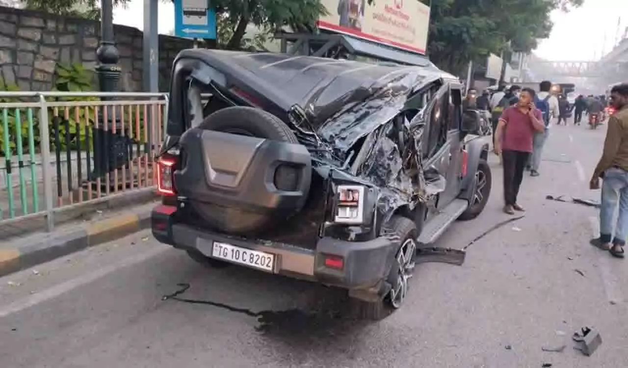 Hyderabad के बेगमपेट में ट्रक ने जीप को टक्कर मारी, यात्री घायल Hyderabad के बेगमपेट में ट्रक ने जीप को टक्कर मारी, यात्री घायल