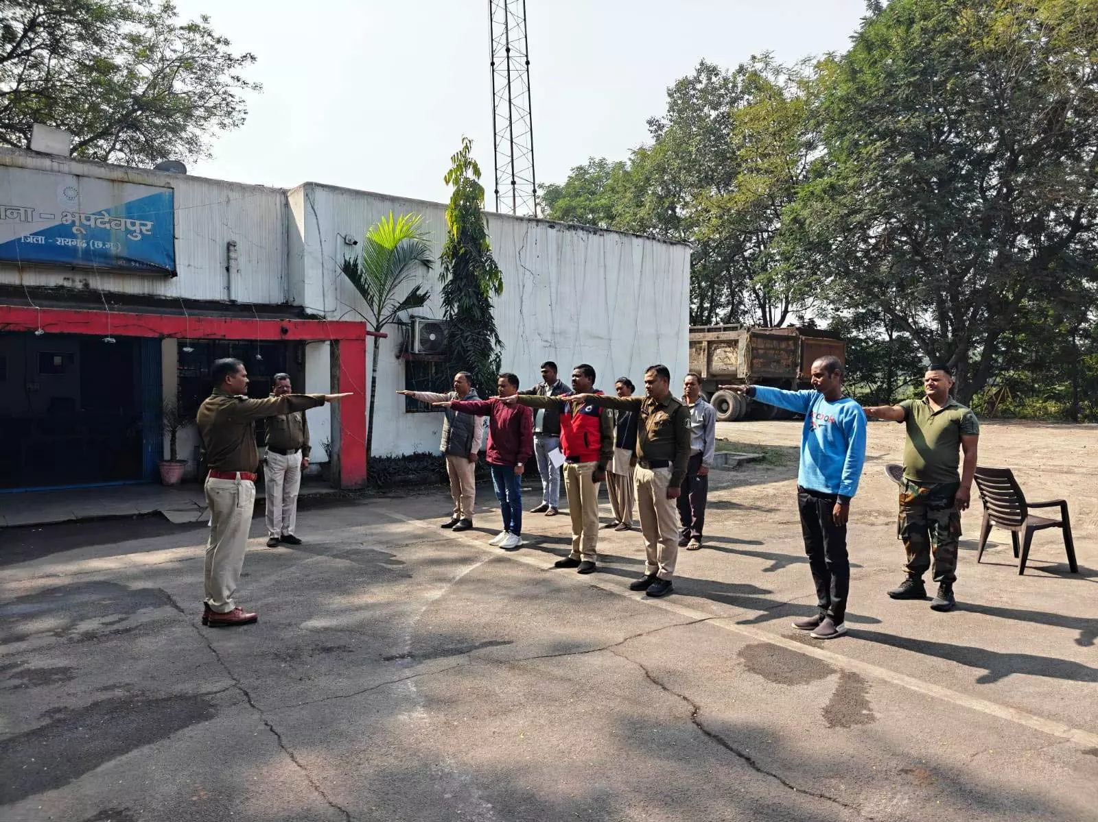 रायगढ़ के सभी थानों में पुलिसकर्मियों ने ली नशामुक्ति की शपथ रायगढ़ के सभी थानों में पुलिसकर्मियों ने ली नशामुक्ति की शपथ