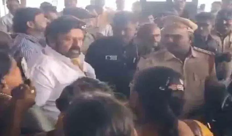 Visakhapatnam हवाई अड्डे पर बालकृष्ण का गुस्सा फूटा, प्रशंसक पर भड़के Visakhapatnam हवाई अड्डे पर बालकृष्ण का गुस्सा फूटा, प्रशंसक पर भड़के