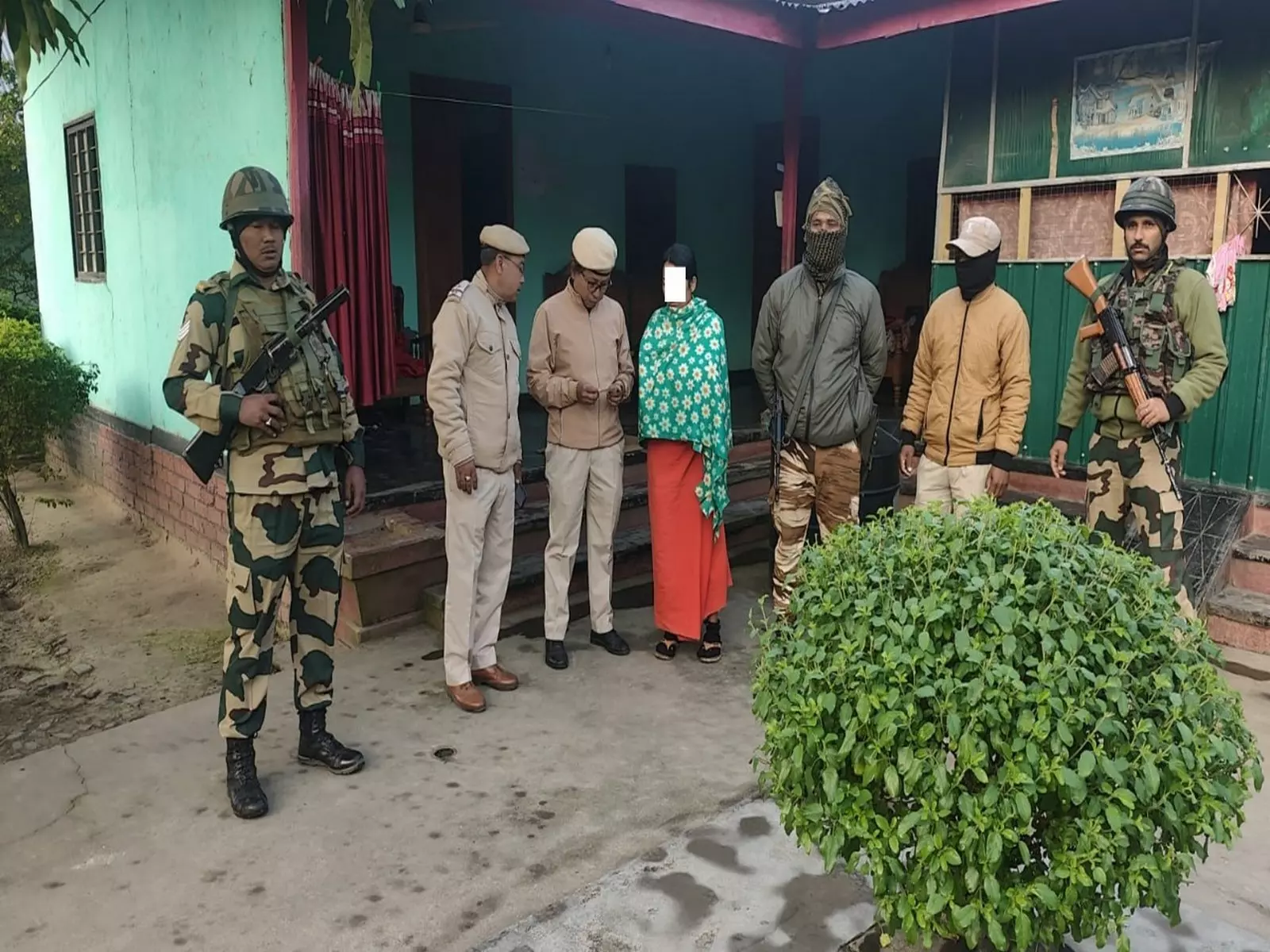 Manipur: सुरक्षा बलों ने विभिन्न जिलों के संवेदनशील इलाकों में तलाशी अभियान चलाया Manipur: सुरक्षा बलों ने विभिन्न जिलों के संवेदनशील इलाकों में तलाशी अभियान चलाया
