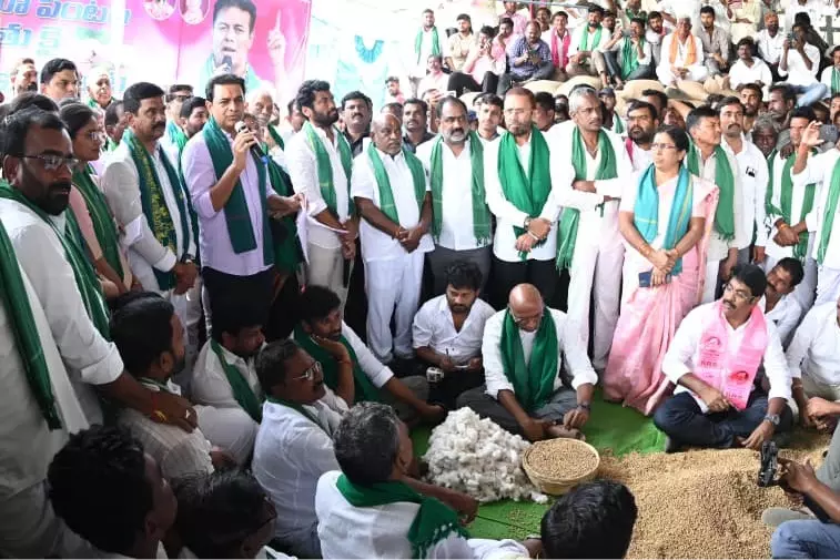 KTR ने किसानों की समस्याओं को अनदेखा करने पर दोनों सरकारों को घेरा KTR ने किसानों की समस्याओं को अनदेखा करने पर दोनों सरकारों को घेरा