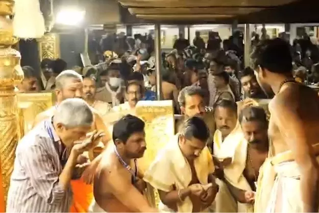 सबरीमाला में भक्तों की भीड़ बढ़ी, सुविधाओं की कमी को लेकर नाराज़गी सबरीमाला में भक्तों की भीड़ बढ़ी, सुविधाओं की कमी को लेकर नाराज़गी