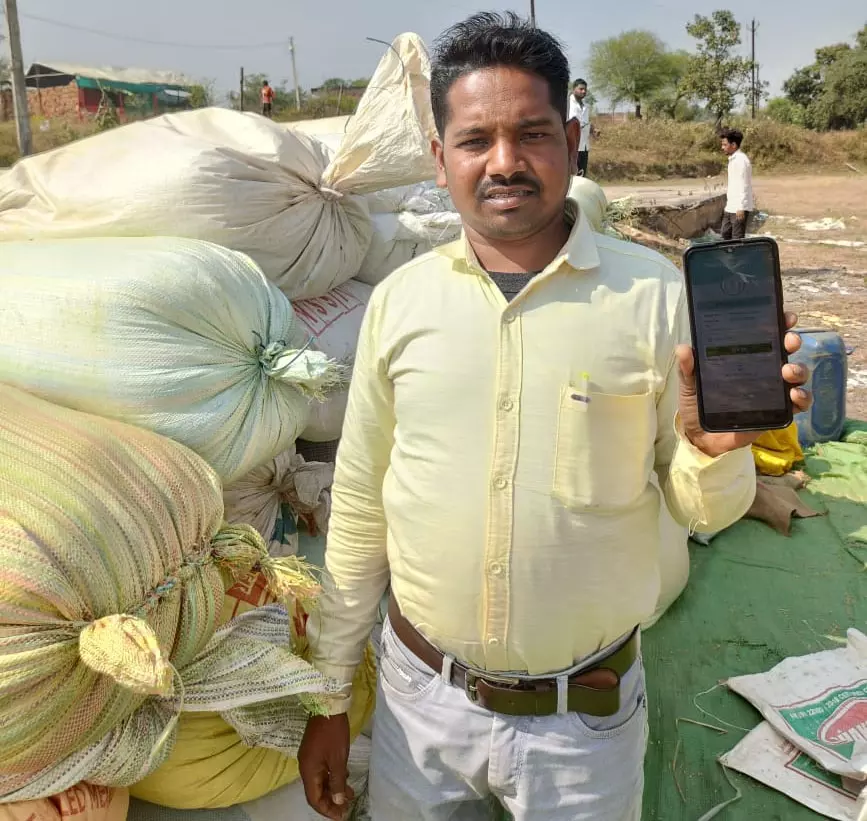 ऑनलाइन टोकन से किसान ने बेचा 60 क्विंटल धान, मिली आर्थिक राहत ऑनलाइन टोकन से किसान ने बेचा 60 क्विंटल धान, मिली आर्थिक राहत
