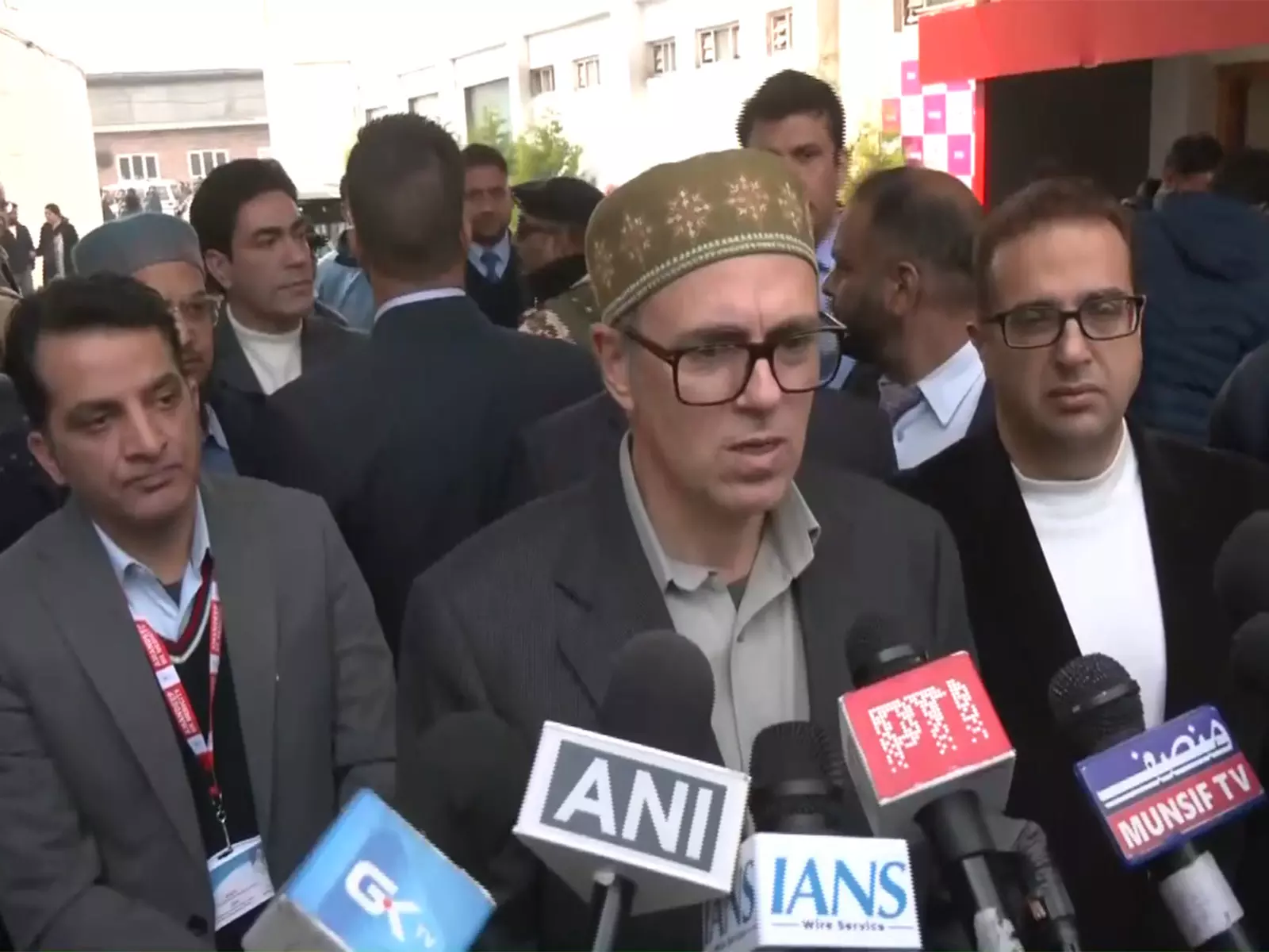 नौगाम विस्फोट में घायलों से मिले Omar Abdullah, सहायता का वादा नौगाम विस्फोट में घायलों से मिले Omar Abdullah, सहायता का वादा