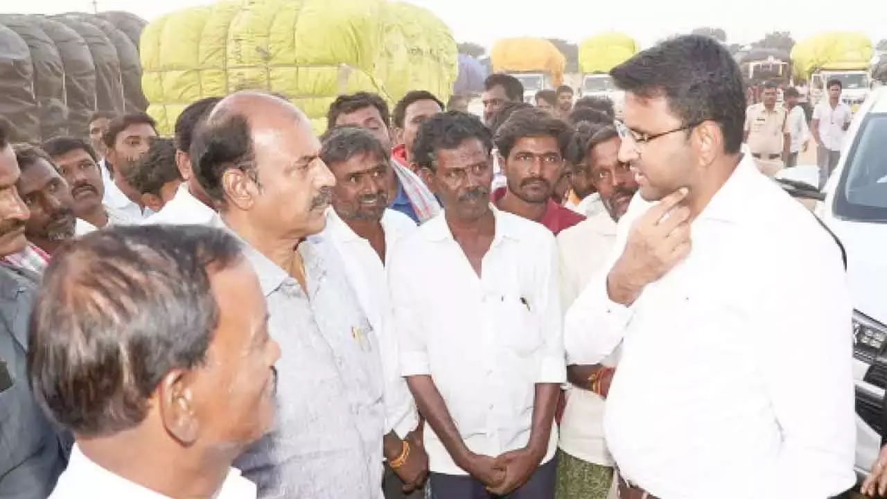 Telangana: डीसी के हस्तक्षेप के बाद कपास की खरीद फिर से शुरू Telangana: डीसी के हस्तक्षेप के बाद कपास की खरीद फिर से शुरू