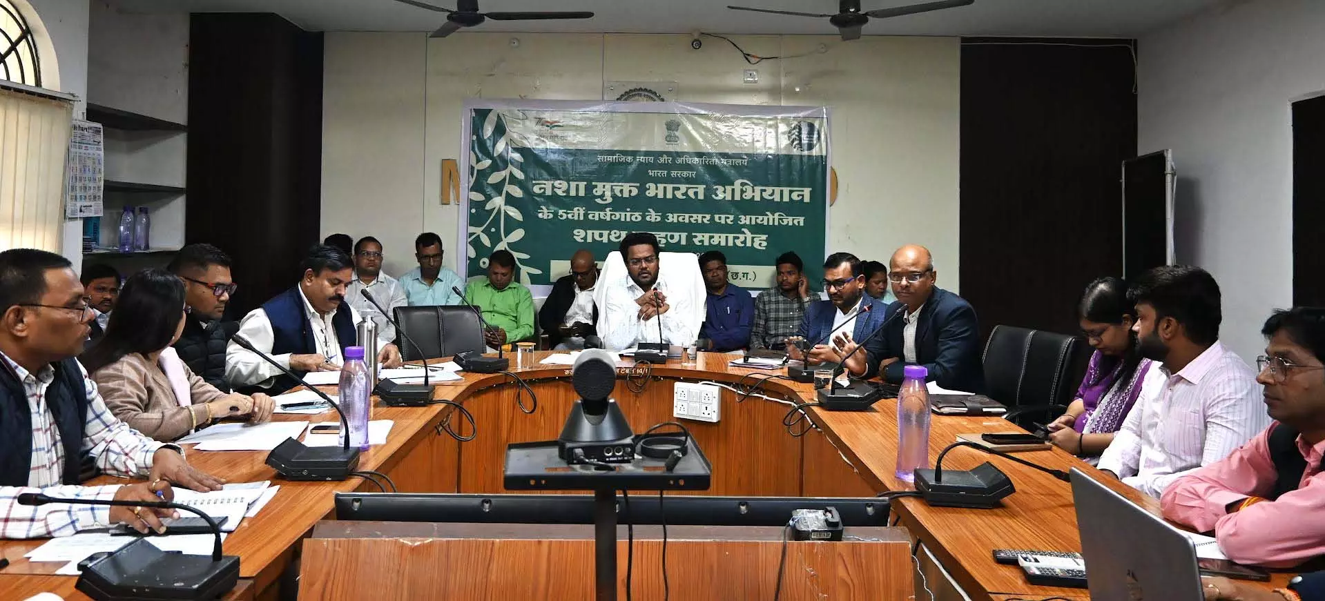 जिला पंचायत CEO नंदनवार ने ली साप्ताहिक समय-सीमा की बैठक जिला पंचायत CEO नंदनवार ने ली साप्ताहिक समय-सीमा की बैठक