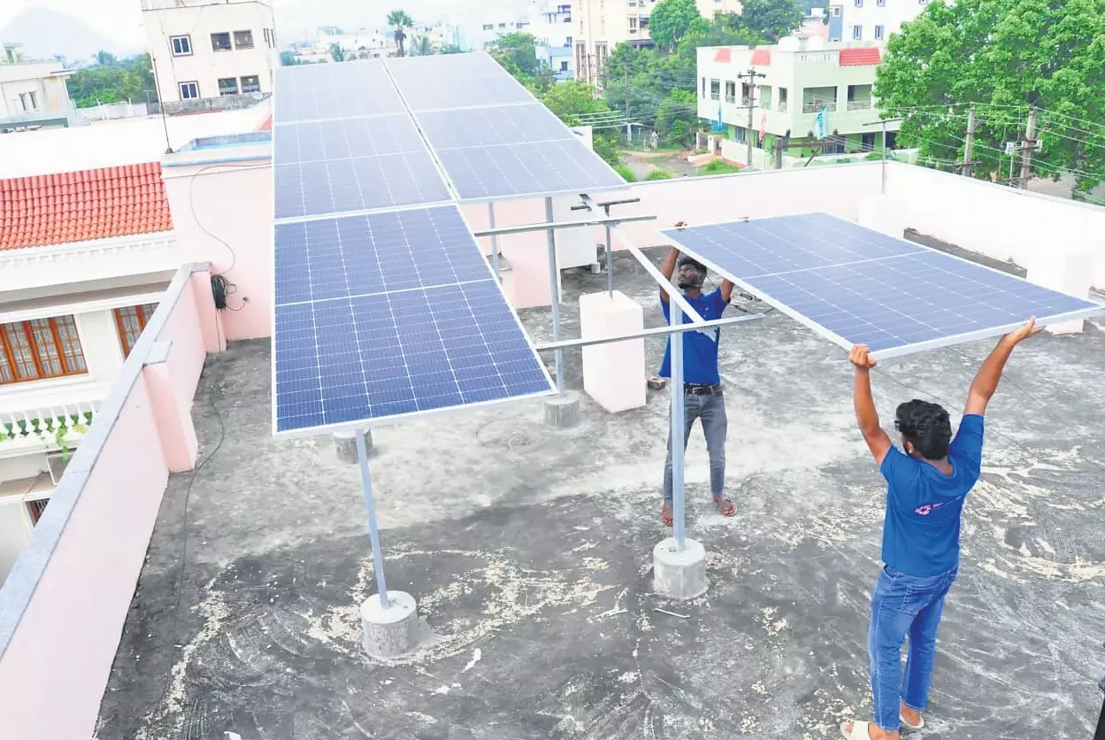 APEPDCL ने पीएम सूर्य घर योजना के तहत 31,000 रूफटॉप सौर संयंत्र स्थापित किए APEPDCL ने पीएम सूर्य घर योजना के तहत 31,000 रूफटॉप सौर संयंत्र स्थापित किए