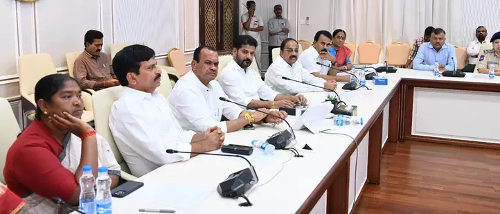 Telangana कैबिनेट ने ग्राम पंचायत चुनाव कराने के लिए दिसंबर की समयसीमा तय की Telangana कैबिनेट ने ग्राम पंचायत चुनाव कराने के लिए दिसंबर की समयसीमा तय की