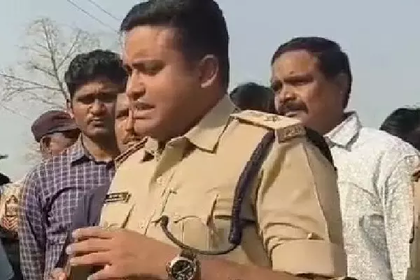 Andhra Pradesh में माओवादी प्रमुख के सुरक्षा गार्ड समेत 50 गिरफ्तार Andhra Pradesh में माओवादी प्रमुख के सुरक्षा गार्ड समेत 50 गिरफ्तार