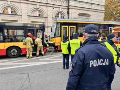 Poland: वारसॉ में ट्राम और बस की टक्कर में 23 लोग घायल Poland: वारसॉ में ट्राम और बस की टक्कर में 23 लोग घायल