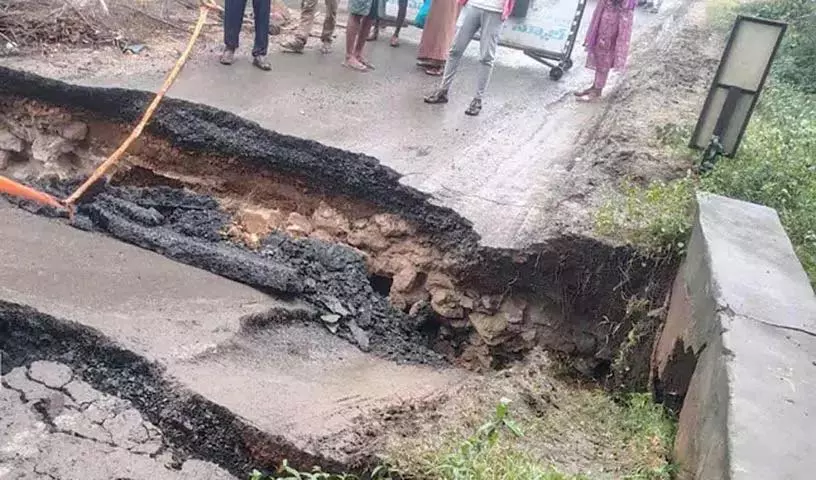 Nellore में पुलिया क्षतिग्रस्त, लोगों को आवागमन में दिक्कत Nellore में पुलिया क्षतिग्रस्त, लोगों को आवागमन में दिक्कत