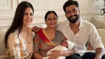 Katrina-कौशल के बेटे की AI तस्वीरें वायरल, गोद में बच्चे के साथ नजर आए नए माता-पिता Katrina-कौशल के बेटे की AI तस्वीरें वायरल, गोद में बच्चे के साथ नजर आए नए माता-पिता