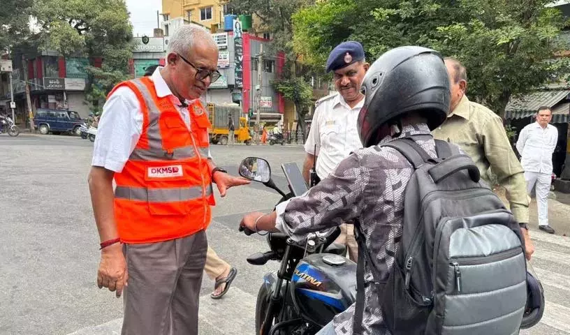 Bengaluru में भाजपा विधायक एक दिन के लिए ट्रैफिक पुलिसकर्मी बने Bengaluru में भाजपा विधायक एक दिन के लिए ट्रैफिक पुलिसकर्मी बने