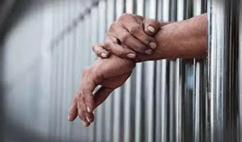 युवती की आत्महत्या मामले में RMP डॉक्टर गिरफ्तार युवती की आत्महत्या मामले में RMP डॉक्टर गिरफ्तार