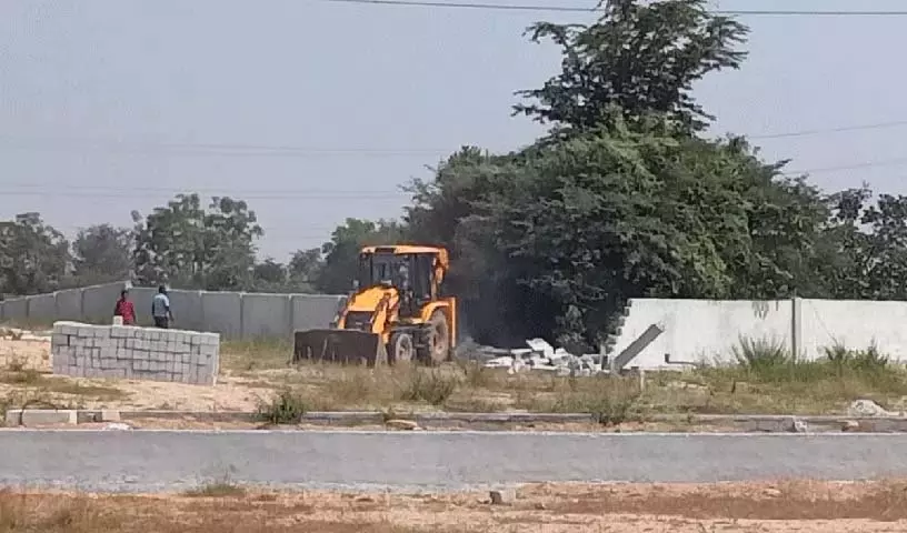 अधिकारियों ने Gudur गांव में अवैध निर्माण के खिलाफ कार्रवाई की अधिकारियों ने Gudur गांव में अवैध निर्माण के खिलाफ कार्रवाई की